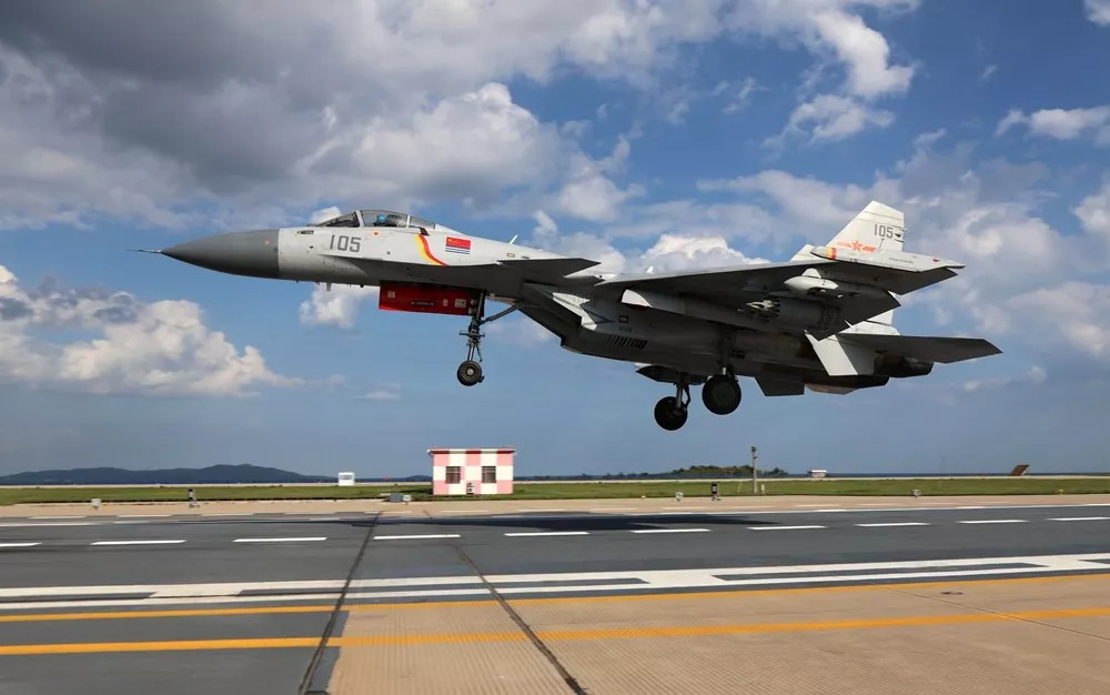 殲-15戰(zhàn)斗機(jī)，揭示中國(guó)航空力量的三代機(jī)典范，殲-15戰(zhàn)斗機(jī)，中國(guó)航空力量的三代機(jī)典范典范亮相