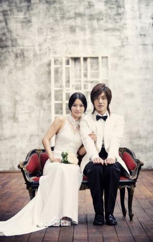 我們結(jié)婚了，幸福的瞬間凝固成永恒的圖片，幸福定格，我們的結(jié)婚瞬間成永恒