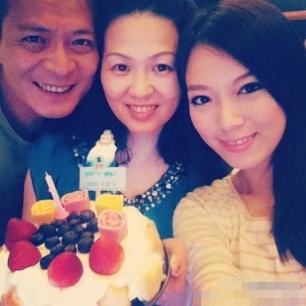 黃日華老婆的星座之謎，探索愛情星空中閃耀的神秘星座，黃日華老婆的星座之謎，揭秘愛情星空中的神秘星座守護者
