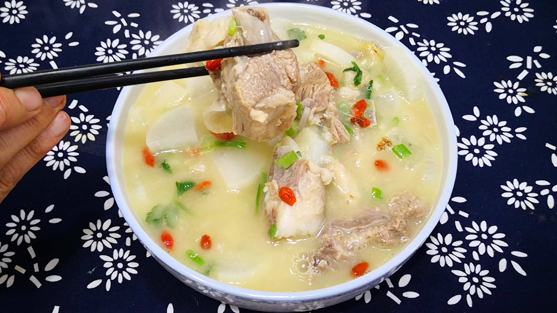 羊肉湯的家常做法，美味與健康并重，家常羊肉湯做法，美味與健康兼?zhèn)涞臏? class=