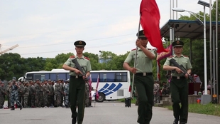 軍事夏令營(yíng)宣傳口號(hào)——體驗(yàn)榮耀，鑄就未來(lái)戰(zhàn)士的搖籃，體驗(yàn)榮耀，軍事夏令營(yíng)培育未來(lái)戰(zhàn)士的搖籃！