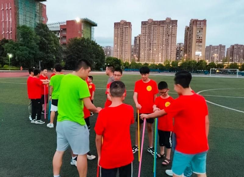 軍事夏令營手抄報，體驗軍旅生活，培養(yǎng)綜合素質(zhì)，軍事夏令營體驗之旅，軍旅生活與綜合素質(zhì)培養(yǎng)手抄報展示