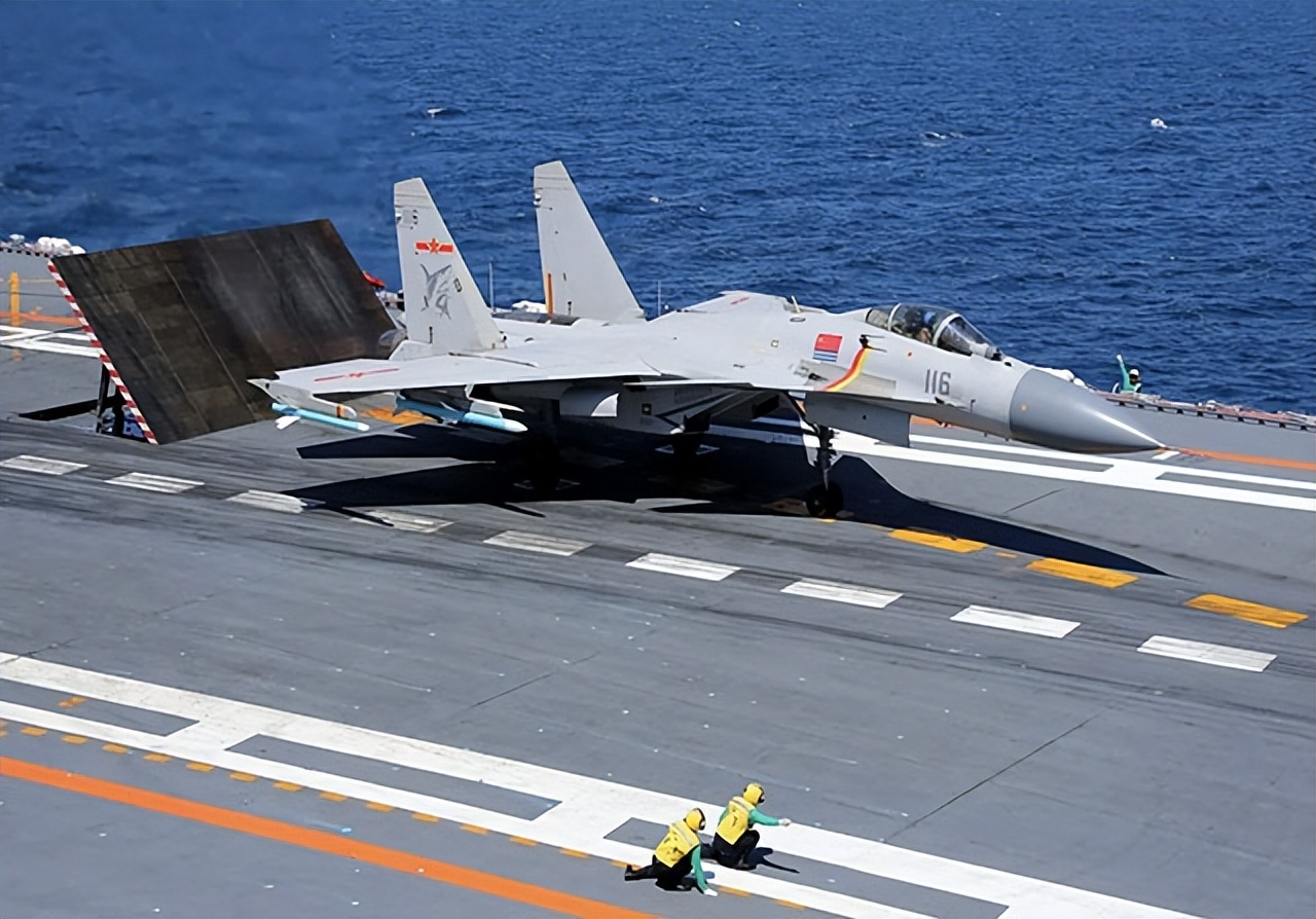 殲-15戰(zhàn)斗機(jī)與英勇飛行員，中國空中力量的璀璨明珠，殲-15戰(zhàn)斗機(jī)與英勇飛行員，中國空中力量的輝煌篇章