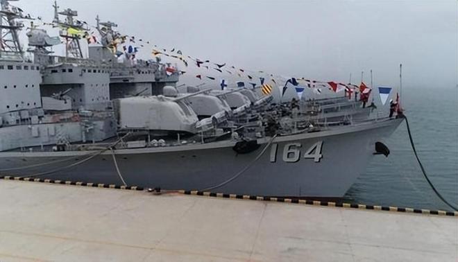 雙艦風(fēng)采，中國海軍的驕傲——遼寧艦與山東艦同框，雙艦榮耀，遼寧艦與山東艦展現(xiàn)中國海軍的驕傲