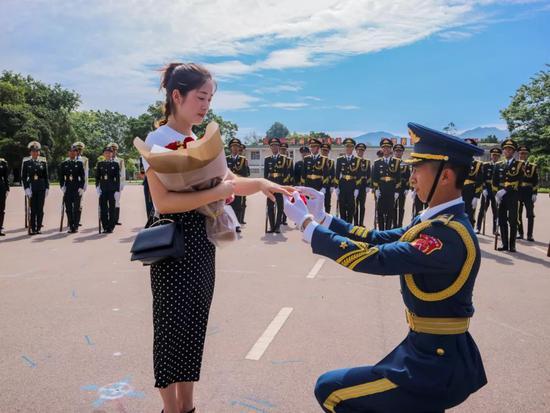 三軍儀仗隊(duì)迎軍旗視頻，榮耀與傳承的壯麗瞬間，三軍儀仗隊(duì)迎軍旗的榮耀與傳承時(shí)刻