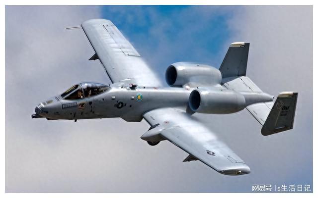 探索A-10攻擊機的側(cè)面風(fēng)采，A-10攻擊機獨特側(cè)面風(fēng)采揭秘