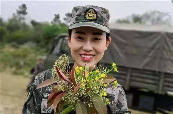 標(biāo)準(zhǔn)的中國女兵照，展現(xiàn)堅毅與榮耀，中國女兵堅毅榮耀風(fēng)采照