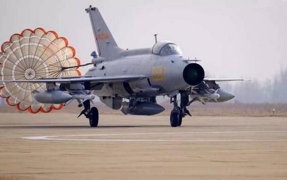 殲十戰(zhàn)斗機(jī)是否落后了？探討中國空軍現(xiàn)代化進(jìn)程中的挑戰(zhàn)與機(jī)遇，中國空軍現(xiàn)代化進(jìn)程中的挑戰(zhàn)與機(jī)遇，殲十戰(zhàn)斗機(jī)的現(xiàn)狀與發(fā)展探討