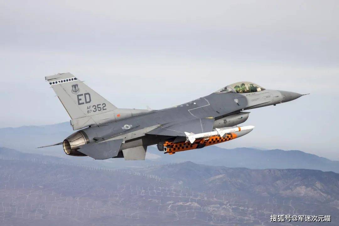 殲-16戰(zhàn)斗機(jī)能否擊敗臺風(fēng)，現(xiàn)代軍事科技與自然災(zāi)害的挑戰(zhàn)，殲-16戰(zhàn)斗機(jī)對抗臺風(fēng)，現(xiàn)代軍事科技迎戰(zhàn)自然災(zāi)害的挑戰(zhàn)