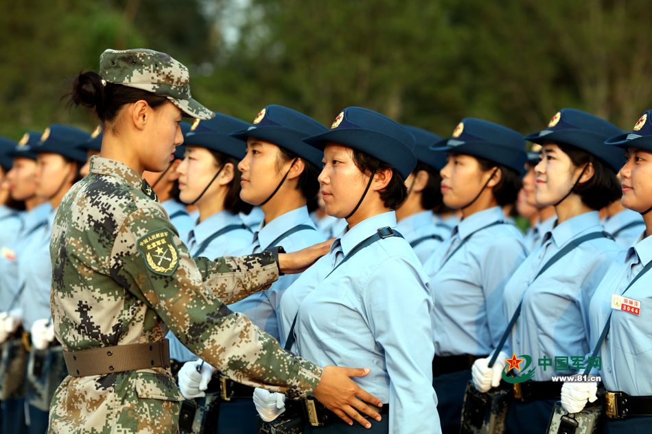 閱兵村女兵方隊(duì)演練，展現(xiàn)新時(shí)代巾幗英雄風(fēng)采，閱兵村女兵方隊(duì)演練，新時(shí)代巾幗英雄風(fēng)采展現(xiàn)
