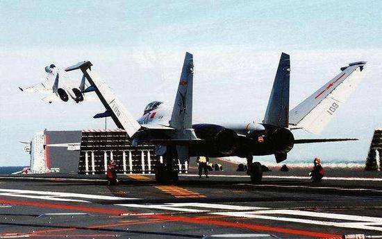 殲-15彈射試驗(yàn)，探索中國(guó)航母戰(zhàn)斗群的空中力量之源，殲-15彈射試驗(yàn)，揭秘中國(guó)航母戰(zhàn)斗群空中力量之源
