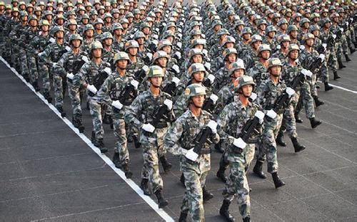 沙場(chǎng)閱兵宣傳圖片，展現(xiàn)軍威，激發(fā)民族自豪感，沙場(chǎng)閱兵宣傳圖片，展現(xiàn)軍威，振奮民族自豪感