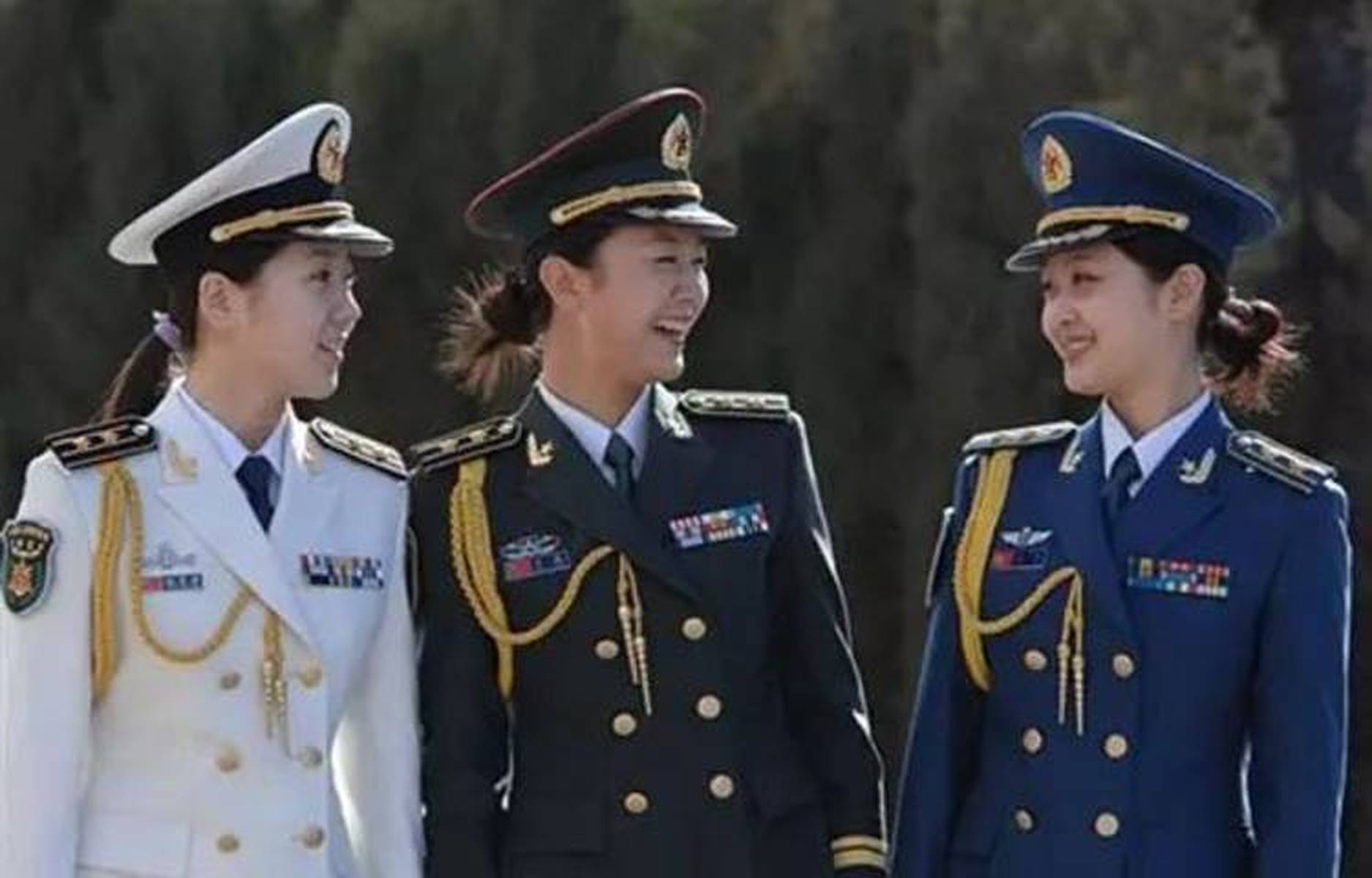 中國人民解放軍軍裝樣式，歷史演變與現(xiàn)代風(fēng)貌，中國人民解放軍軍裝的歷史演變與現(xiàn)代風(fēng)貌