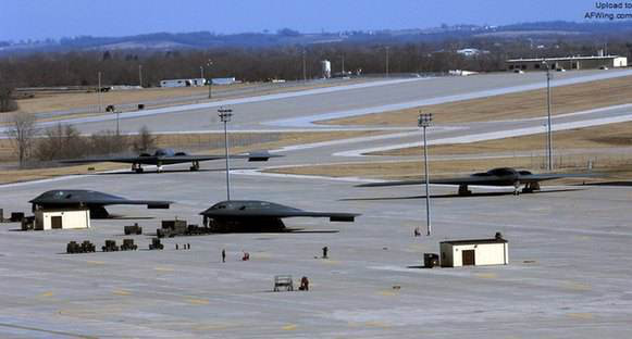 B-2轟炸機(jī)可以攜帶核彈嗎？歷史與現(xiàn)實(shí)的探究，B-2轟炸機(jī)核彈攜帶能力，歷史與現(xiàn)實(shí)的探究