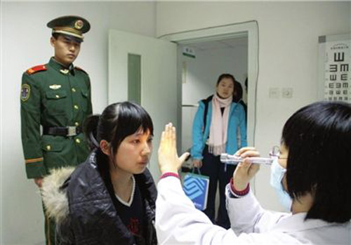 女兵體檢中的男醫(yī)生，理解、尊重與專業(yè)的交融，女兵體檢中的男醫(yī)生，理解、尊重與專業(yè)交織的人文關(guān)懷