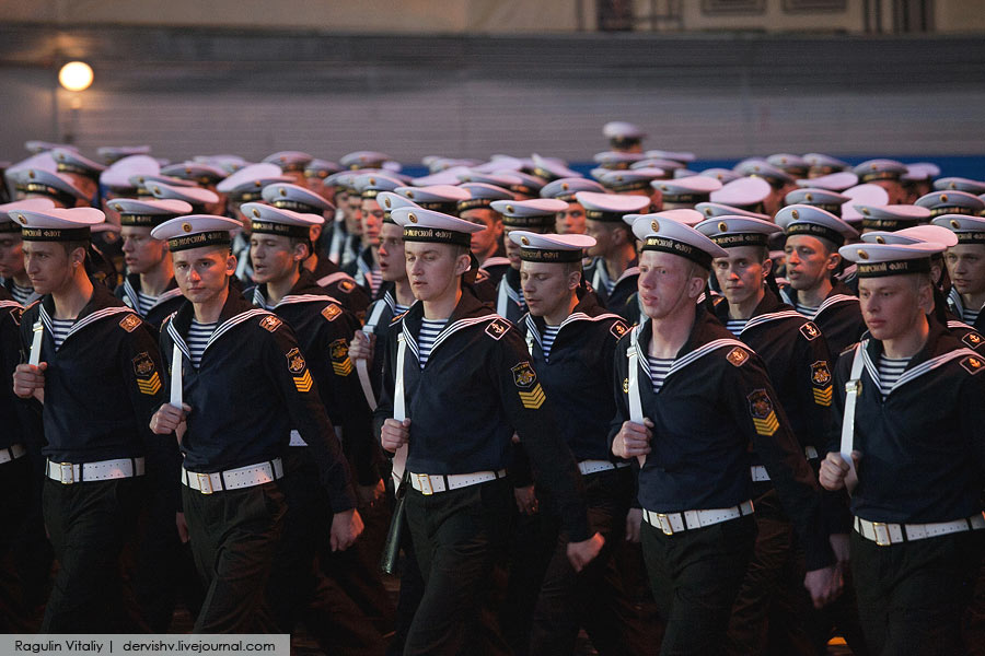 俄首相準(zhǔn)備迎接柏林閱兵，展現(xiàn)大國(guó)風(fēng)采與軍事力量，俄首相準(zhǔn)備參加柏林閱兵，展示大國(guó)軍事力量與風(fēng)采
